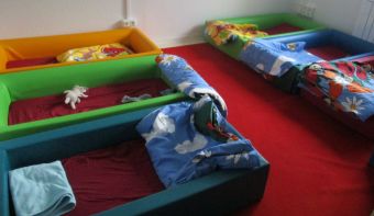 Zu sehen sind 6 Nestchen in rot, blau und grün mit Decken für die Kinder zum Schlafen. 