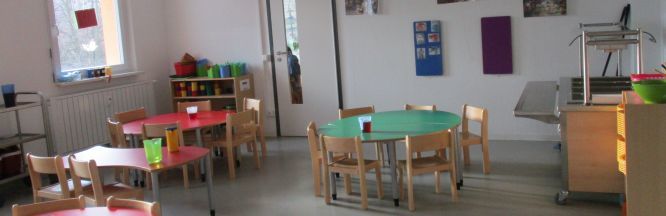 Zu sehen ist auf der rechten Bildseite ein Kinderbuffet.Verschiedene Tische stehen im Rest des Raumes.